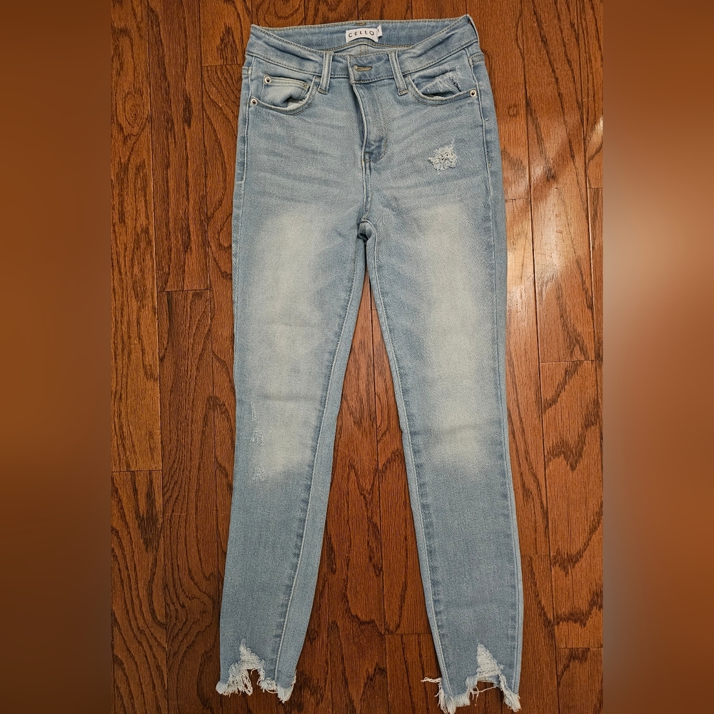 Cello lighwash frayed hem mid-rise distressed skinny jeans